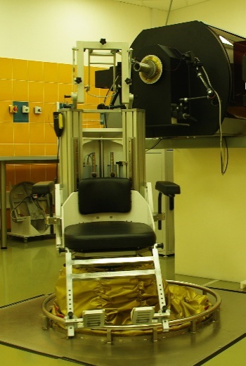 Robotyczny fotel terapeutyczny w pozycji do posadowienia pacjenta