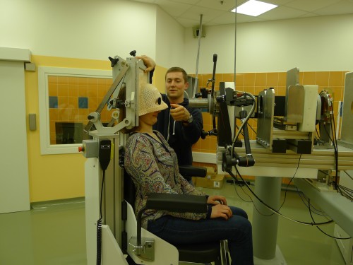 Widok na fotel terapeutyczny na stanowisku radioterapii protonowej nowotworów oka